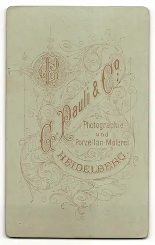 Fotografie G. Pauli & Co., Heidelberg, Portrait junge Dame im schwarzen Kleid mit Flechtfrisur