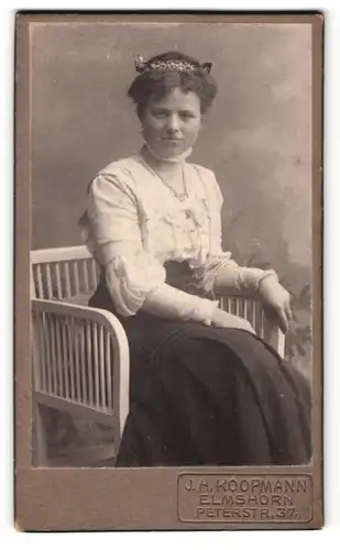 Fotografie J. H. Koopmann, Elmshorn, Portrait sitzende Dame in weisser Bluse mit Halskette