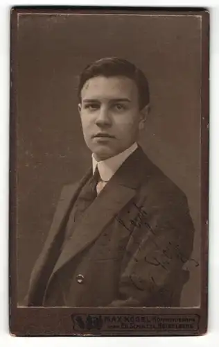 Fotografie Max Kögel, Heidelberg, Portrait charmanter Herr im Anzug mit Krawatte