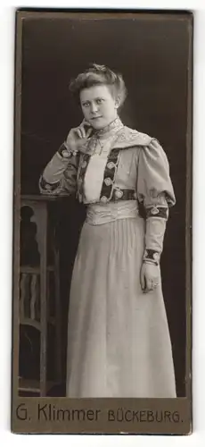 Fotografie G. Klimmer, Bückeburg, Portrait hübsche Dame in zeitgenössischer Kleidung