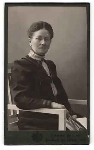 Fotografie Ernst Wilke, Goslar a / Harz, Portrait sitzende Dame im eleganten Kleid mit Buch