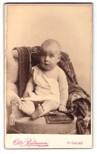 Fotografie Otto Rietmann, St. Gallen, Portrait niedliches Kleinkind im weissen Hemd auf Sessel sitzend