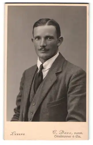 Fotografie C. Dann, Luzern, Portrait charmanter Herr im Anzug mit Krawatte
