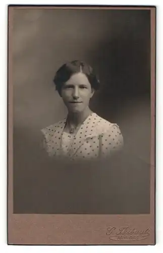 Fotografie G. Thibault, Morges, Portrait junge Dame im gepunkteten Kleid mit Halskette