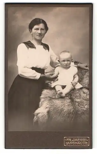 Fotografie Fr. Jaeggi, Langnau i / E., Portrait junge Dame in modischer Kleidung mit Kleinkind an der Hand