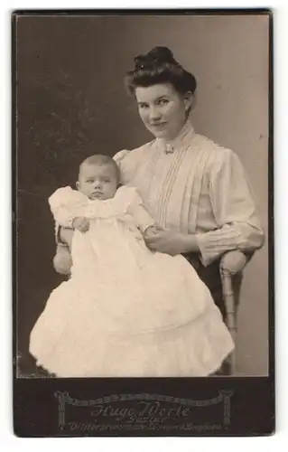 Fotografie Hugo Werle, Goslar, Portrait junge Dame in hübscher Bluse mit Baby auf dem Arm