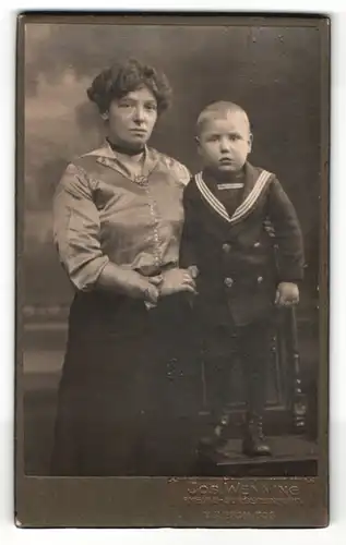 Fotografie Jos. Wenning, Rheine-Burgsteinfurt, Portrait bürgerliche Dame mit kleinem Jungen an der Hand