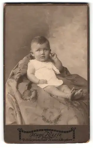 Fotografie Hugo Werle, Goslar, Portrait süsses Kleinkind im weissen Hemd mit nackigen Füssen