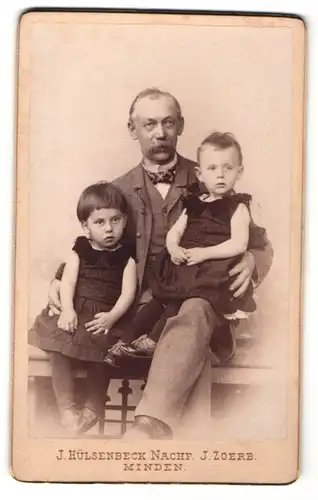 Fotografie J. Zoerb, Minden, Portrait bürgerlicher Herr mit zwei kleinen Töchtern in den Armen