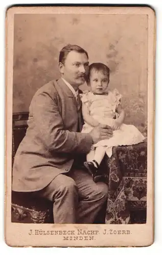 Fotografie J. Zoerb, Minden, Portrait bürgerlicher Herr mit kleinem Mädchen auf dem Arm