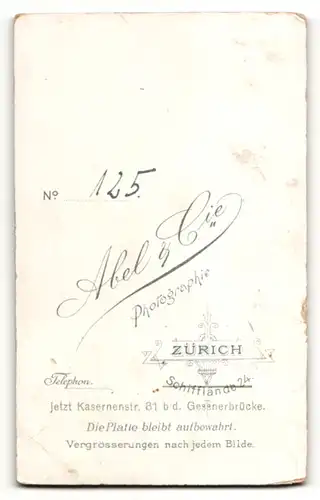 Fotografie Abel & Cie, Zürich, Portrait charmanter Herr im Anzug mit Krawatte und Zwirbelbart