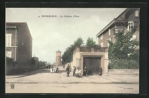 AK Dombasle, Le Chateau d`Eau, Strassenpartie mit Blick zum Wasserturm