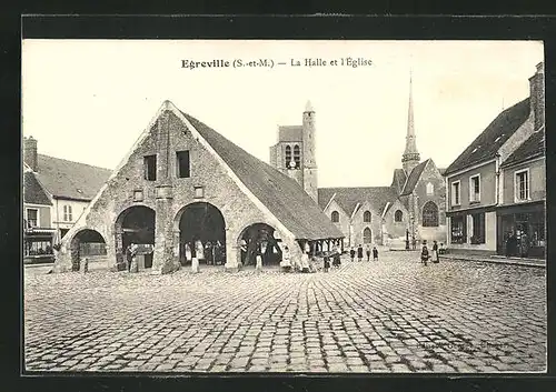 AK Égreville, La Halle et l`Église
