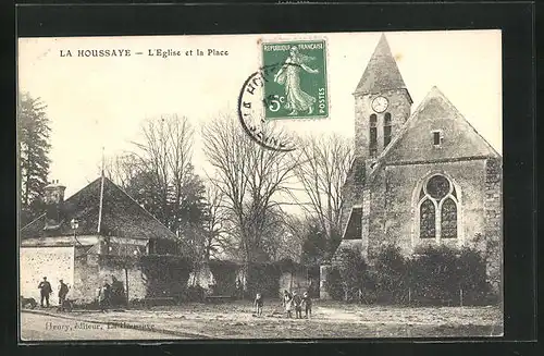 AK La Houssaye, L`Eglise et la Place