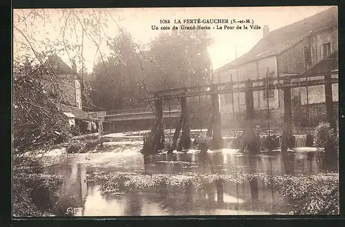 AK La Ferté-Gaucher, Un coin du Grand-Morin, Le Pont de la Ville