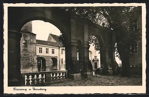 AK Freising a. Domberg, Ortspartie mit Torbögen