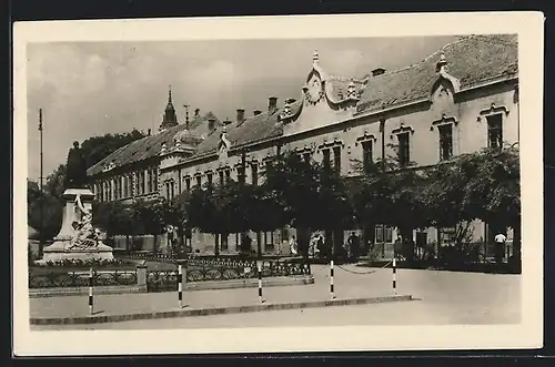 AK Szekszard, Strassenpartie mit Gebäudeansicht