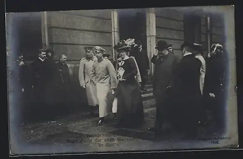 AK Das Kronprinzenpaar bei der Brandstelle der alten Garnisonkirche in Berlin