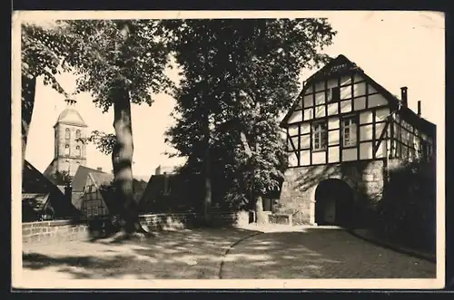 AK Tecklenburg i. Teutoburger Wald, Durchfahrt unter einem alten Fachwerkhaus, Blick zur Kirche