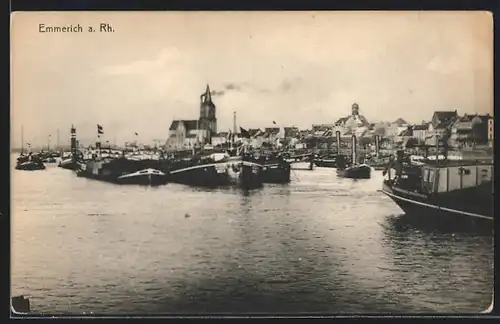 AK Emmerich am Rhein, Schiffe im Hafen, Blick zur Kirche im Hintergrund