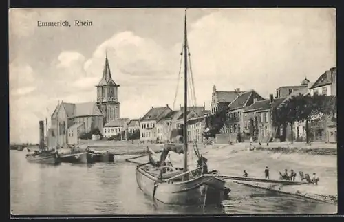 AK Emmerich am Rhein, Schiff am Ufer, Blick zur Kirche