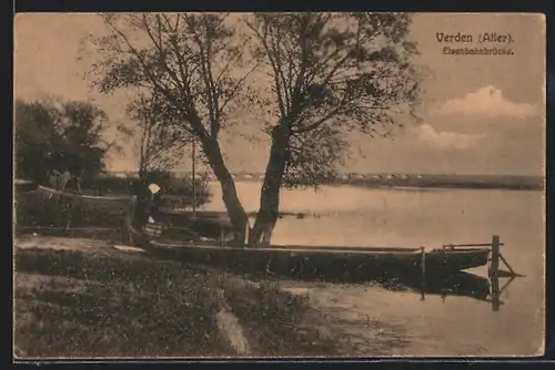 AK Verden a. Aller, Blick vom Ufer zur Eisenbahnbrücke