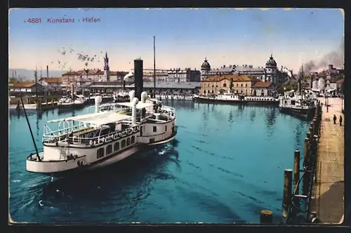 AK Konstanz, Schiff im Hafen mit Stadtblick