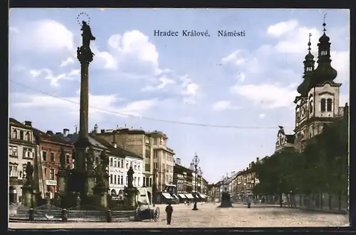 AK Königgrätz / Hradec Kralove, Námestí mit Säule und Passant