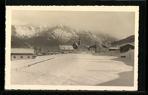 AK Wintersportplatz Leogang, Blick auf den eingeschneiten Ort mit der Kirche