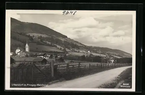 AK Uttendorf im Pinzgau, Blick vom Weg zur Kirche im Ort