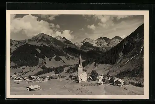 AK Mittelberg, Ortsansicht mit Kirche gegen Hammerspitze und Schafalpköpfe