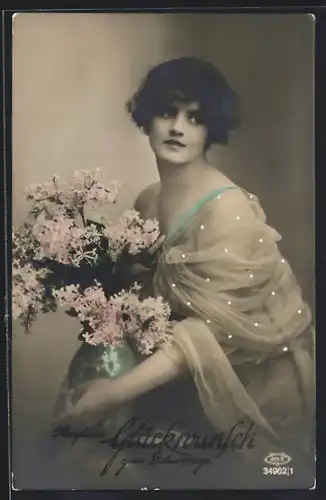 Foto-AK BNK 34962 /1: Elegante junge Dame mit Blumenstrauss in der Hand, Glückwunsch zum Geburtstag