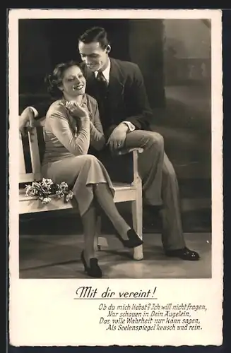 Foto-AK BNK 36676 /2: Verliebtes Paar sitzt zusammen auf einer Bank Mit dir vereint!