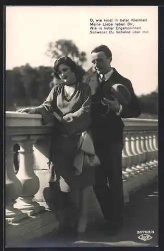 Foto-AK BNK 35768 /3: Junges Paar steht verliebt an einer Balustrade