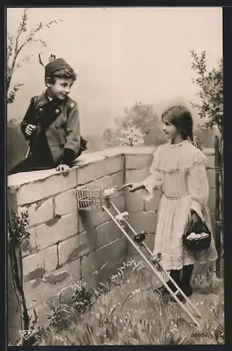 Foto-AK BNK 32652 /1: Junge sitzt auf einer Mauer und plaudert mit dem Mädchen im Garten