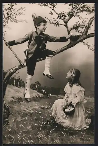 Foto-AK BNK 32652 /4: Mädchen auf der Wiese betrachtet den jungen Jäger im Baum