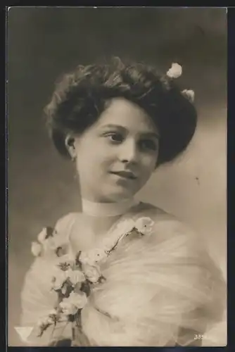 Foto-AK BNK 33568 /2: Junge Dame blickt mit reizendem Lächeln in die Ferne