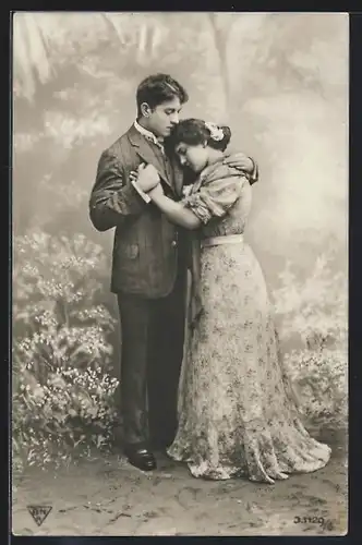 Foto-AK BNK 33129 /6: Verliebtes Paar in inniger Umarmung