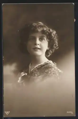 Foto-AK BNK 34081 /5: Mädchen blickt fragend in die Ferne