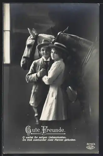 Foto-AK BNK 34722 /5: Verliebtes Paar steht bei den Pferden im Stall, Gute Freunde