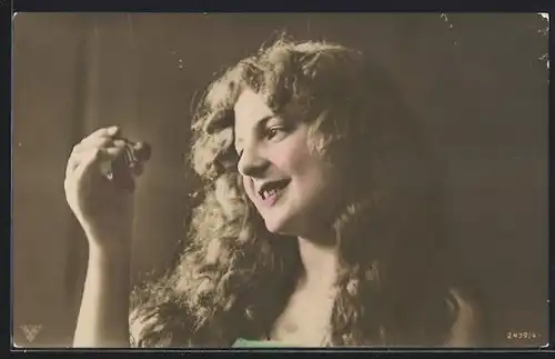 Foto-AK BNK 2459 /4: Junges Mädchen freut sich über die reifen Kirschen