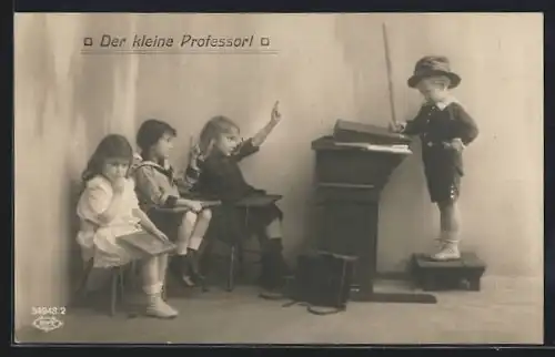 Foto-AK BNK 34943 /2: Kleiner Junge spielt den Lehrer, Der kleine Professor!