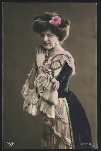 Foto-AK BNK 33143 /3: Junge Dame mit Blumenblüte im Haar