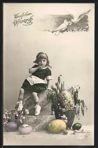 Foto-AK BNK 35263 /3: Mädchen sitzt zwischen grossen Ostereiern, Herzlichen Ostergruss