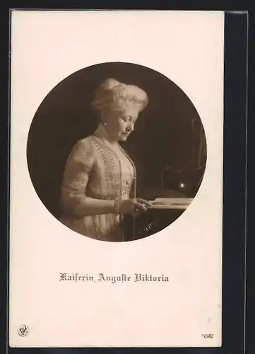 AK Kaiserin Auguste Victoria von Preussen beim Lesen eines Buches