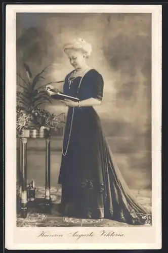 AK Kaiserin Auguste Victoria Königin von Preussen lesend, Blumenstele