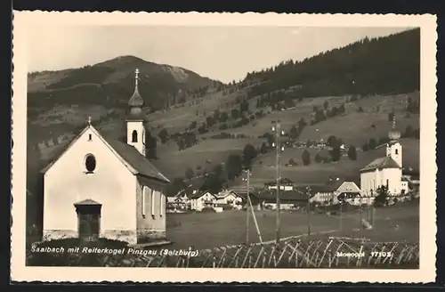 AK Saalbach / Pinzgau, Ortsansicht mit Kirche und Reiterkogel