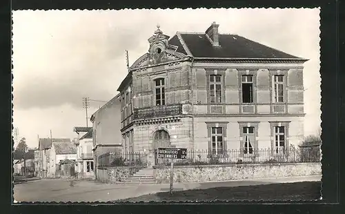 AK Mortcerf, La Mairie et la Grande Rue