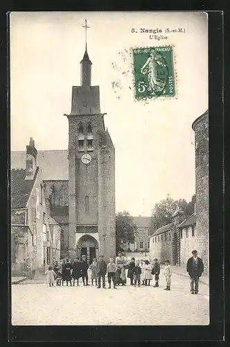AK Nangis, L`Eglise, Einwohner vor der Kirche