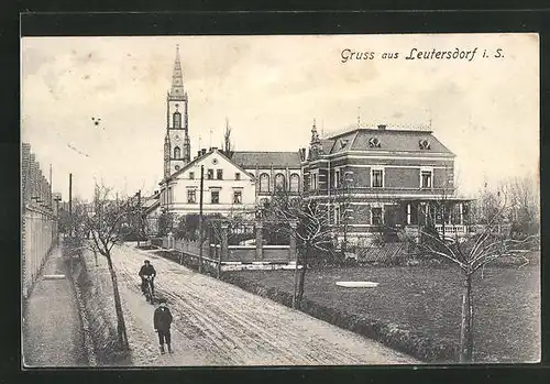 AK Leutersdorf i. S., Strassenpartie mit Blick zum Kirchturm